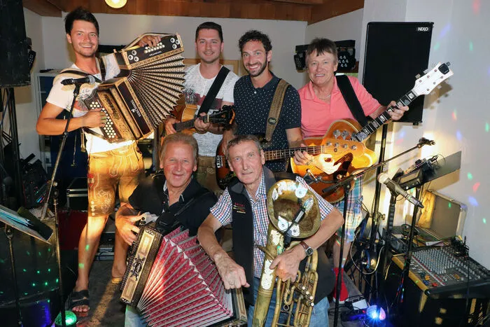 Alle Musiker von Links: Martin Suschnig, Heinz Berger, Eduard Suschnig, Valentin "VOLTE" Stubinger, sen., dahinter Valentin Stubinger, jun. und Walter Regenfelder vom "Kärtner Schilehrer-Trio".