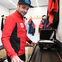 Die ÖSV-Wachsler um Guido Scheiber können im Truck selbst Fluor-Messungen vornehmen
