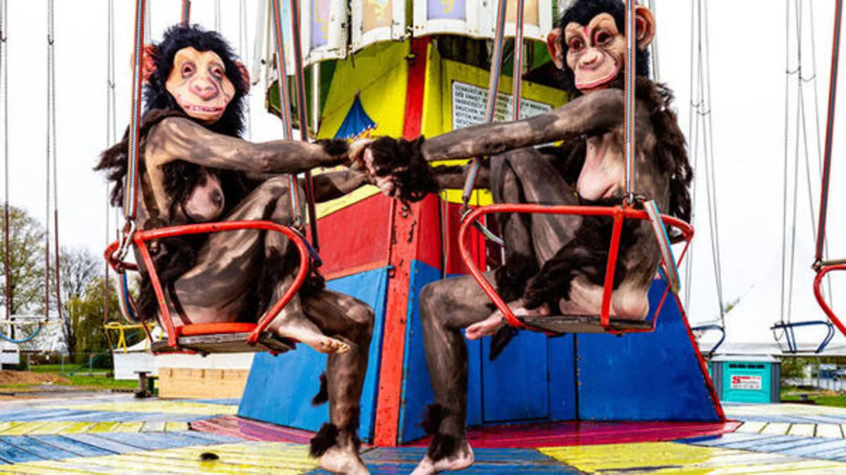 Lassen für "Pancha Tantra" ein Zirkuszelt aufstellen: Lena Westphal und Jula Zangger.