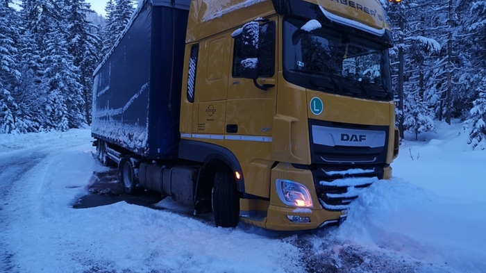 Fünf Stunden lang stand die FF Mariazell am Donnerstag im Einsatz. Alleine vier Stunden dauerte die Bergung eines voll beladenen Sattelschleppers. Anschließend musste noch ein Kleinbus aus dem Schnee gezogen werden.