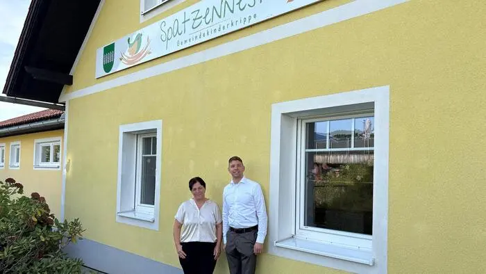 Krippenleiterin Lydia Jocham und Bürgermeister Lukas Vogl vor der Kinderkrippe „Spatzennest“