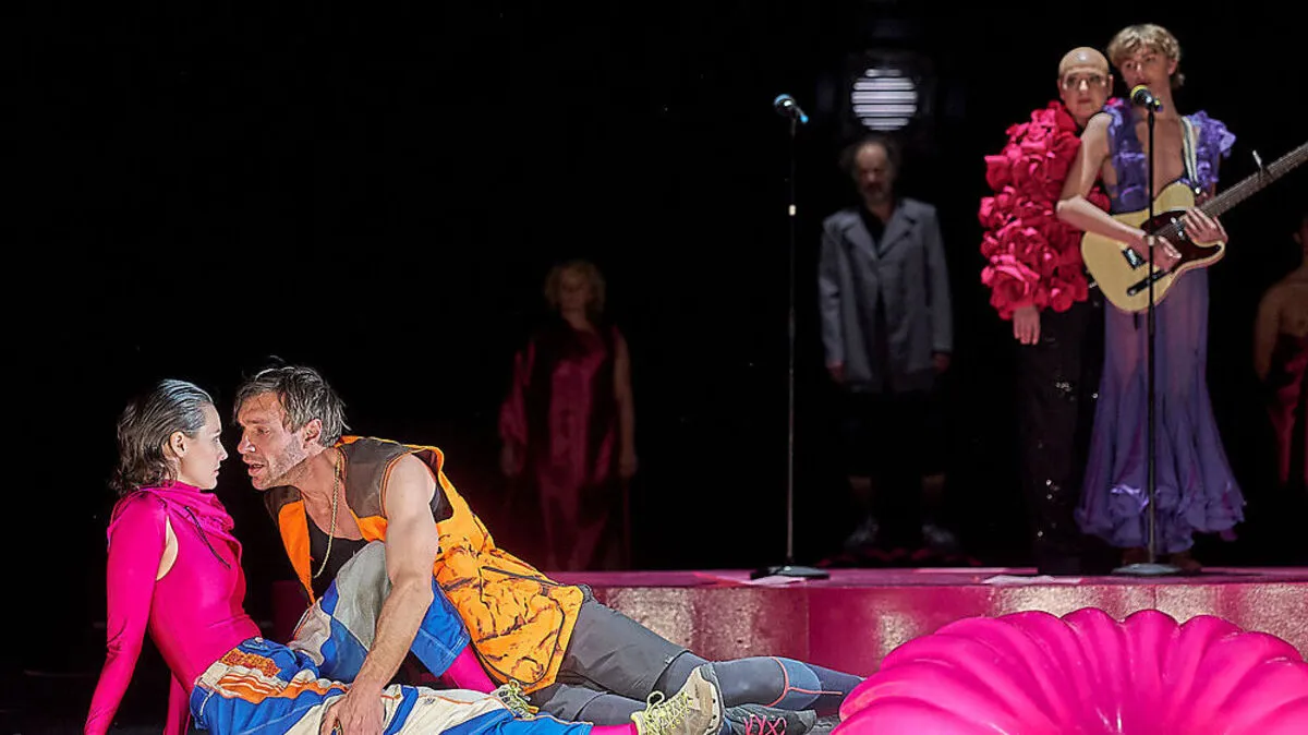 Temperamentvoll: Nina Siewert, Christoph Luser. IM Hintergrund Musiker Oskar Haag