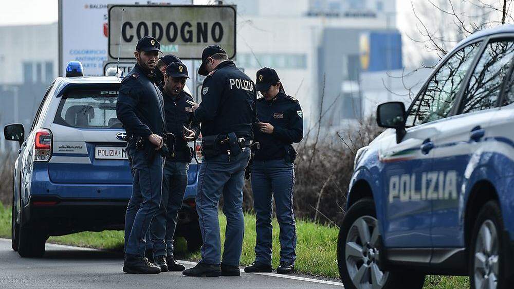 In Norditalien werden abgeriegelte Orte von der Polizei bewacht.