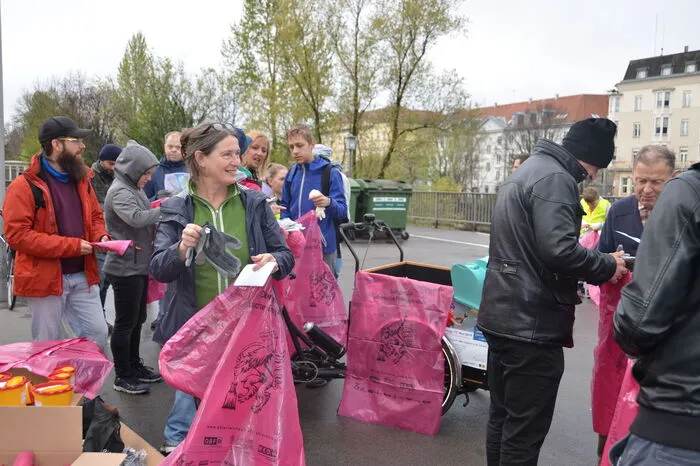 Frühjahrsputz-Veteranin Stadträtin Elke Kahr (KPÖ)