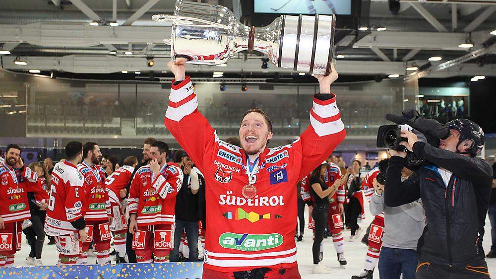 Ex-KAC-Goalie Tuokkola mit dem Meisterpokal