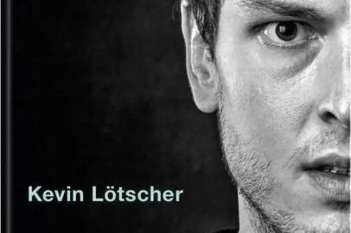 „Eiszeit: Der Spielmacher bist du“: Kevin Lötscher ist 23 Jahre alt, als er 2011 als Eishockey-Nationalspieler bei seiner ersten A-WM gegen die USA zwei Tore schießt. Alle Türen stehen ihm offen – selbst jene in die NHL. Doch am 14. Mai 2011 wird er im Wallis von einer Autolenkerin angefahren und fliegt dreißig Meter weit auf einen Kieshaufen – Bewusstlosigkeit, Lebensgefahr. Lötscher erleidet ein schweres Schädel-Hirn-Trauma, muss einfachste Dinge wie Laufen oder Essen neu lernen. Entgegen allen Prognosen schafft er es zurück aufs Eis. Doch er muss einsehen: Die Zeiten der «goldenen Hände» sind vorbei. Zu stark sind die Nachwehen des Unfalls. Er tritt zurück – und fällt in ein tiefes Loch. „Eiszeit“ dokumentiert Lötschers Zeit auf dem Eis, aber auch die kalte, dunkle Zeit danach. „Eiszeit“, 240 Seiten, 39,00 Euro