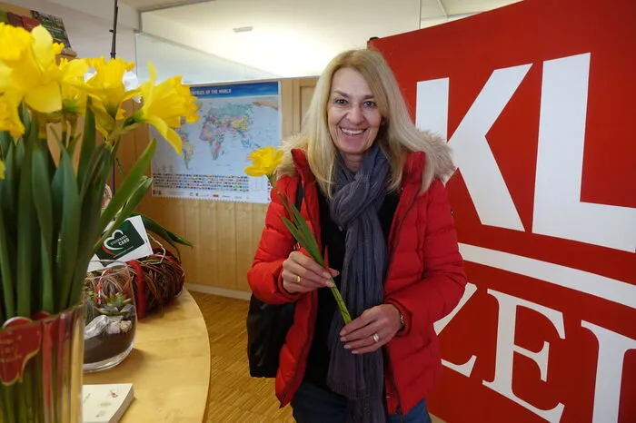 Jaqueline Zenz aus Jennersdorf hat sich über die kleine Aufmerksamkeit gefreut . . .