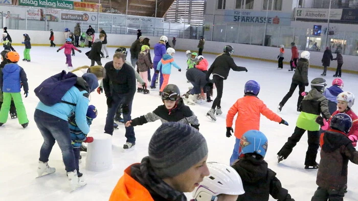 Hunderte Kufenflitzer - vom Kleinkind bis zur Oma – hatten sich am Samstagnachmittag Richtung Althofener Stadthalle aufgemacht, um bei der Eisdisco der Stadtgemeinde Althofen mit dabei zu sein. 