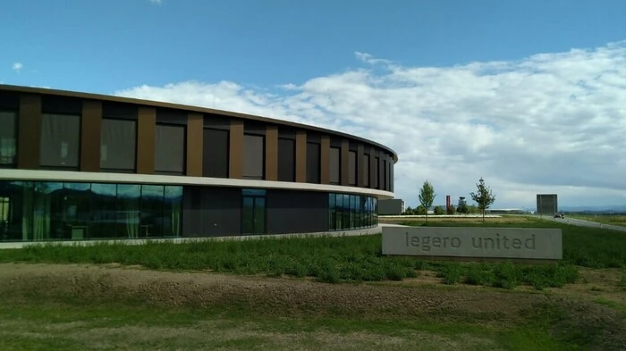 Imposanter Bau: Gleich neben seiner neuen Hightech-Zentrale in Feldkirchen bei Graz hat...