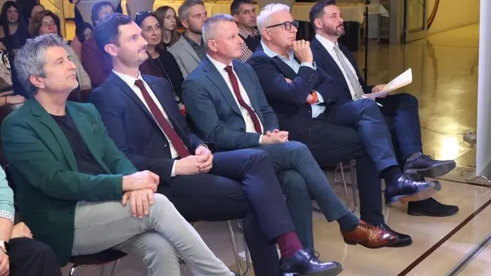 Wenn das kein Grund zum Feiern ist! Bereits seit zehn Jahren gibt es den „Auer von Welsbach-Preis.“ Anlässlich des runden Jubiläums ging am Donnerstagabend im Bundesoberstufenrealgynasium (Borg) „Auer von Welsbach“ eine große Feier über die Bühne. 