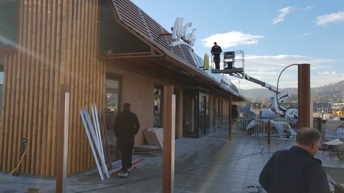 Weiberfeldweg in Graz-Straßgang: Während die letzten Außenarbeiten noch laufen,...