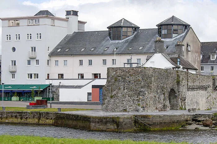 Spanish Arch. Nein, das ist nicht irgendein Bogen: Der Spanish Arch steht direkt am Hafen in der Nähe von Blake's Castle. Gleich daneben ein Gedenkstein, auf dem geschrieben steht, dass just an dieser Stelle Christoph Columbus den Tipp bekam, Richtung Westen zu segeln ...