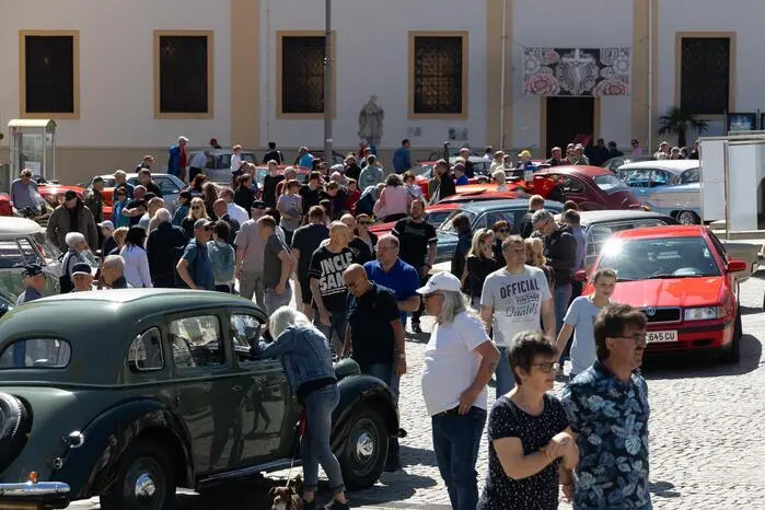 Bereits ab 8 Uhr trafen zahlreiche Besitzer klassischer Fahrzeuge mit ihren liebevoll gepflegten Oldtimern ein.