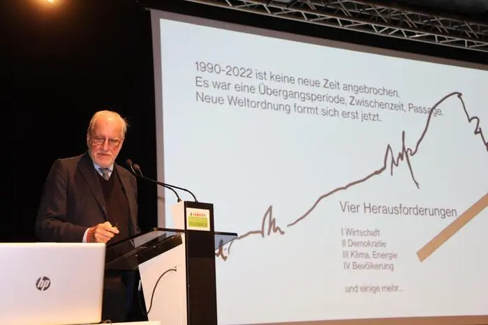 Die Festrede hielt Manfred Prisching, Professor an der Universität Graz. Darin sprach er über die Entwicklung der vergangenen 80 Jahre der Zweiten Republik Österreich