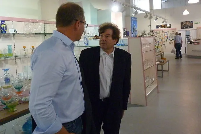 Bürgermeister Bernd Osprian und Hans Martin Hittaler vom Stölzle Glas-Center.