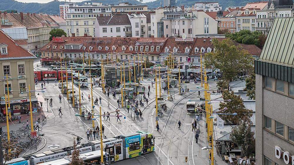 Der Umschlagplatz für den öffentlichen Verkehr: der Jakominiplatz im Herzen von Graz