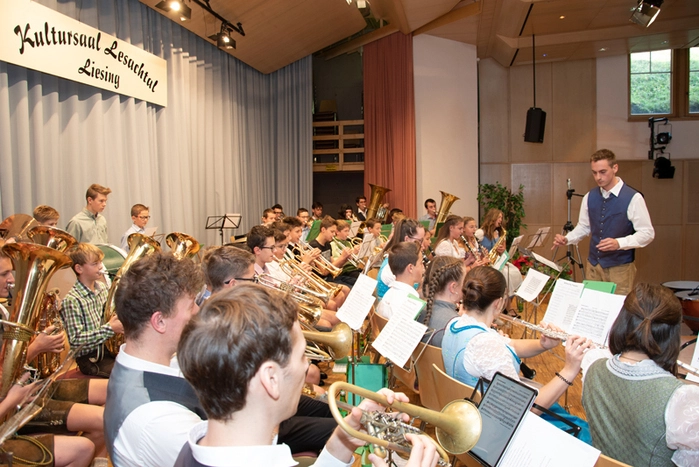 Unterstützt in der musikalischen Leitung wurde er dabei von Maria Bucher aus Obertilliach und  David Lanner aus Grafendorf. Gemeinsam mit den Lesachtaler Jugendlichen musizierte das "Blechreiz Brass Quintett".