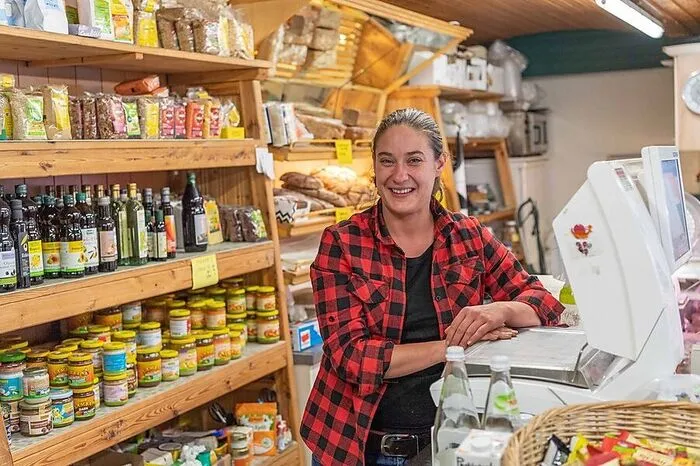 Mutter und Tochter Gisela und Maria Farmer verkaufen in ihrem Bioladen Farmer's Ernte auch Produkte aus der eigenen Landwirtschaft. Besonders raffiniert sind die hausgemachten Backwaren sowie die Bioweine und Biobiere. Finden kann man die beiden schon seit 1994 in der Sparbersbachgasse 71, wochentags von 9 bis 19 Uhr, samstags bis 14 Uhr.