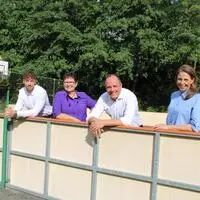 Bald-Gemeinderat Jakob Schaller, Stadträtin Philippine Hierzer, Bürgermeister Christoph Stark und Vize-Bürgermeisterin Katharina Schellnegger am Funcourt im Wellenbad, wo bald der Kunsteislaufplatz aufgebaut werden soll