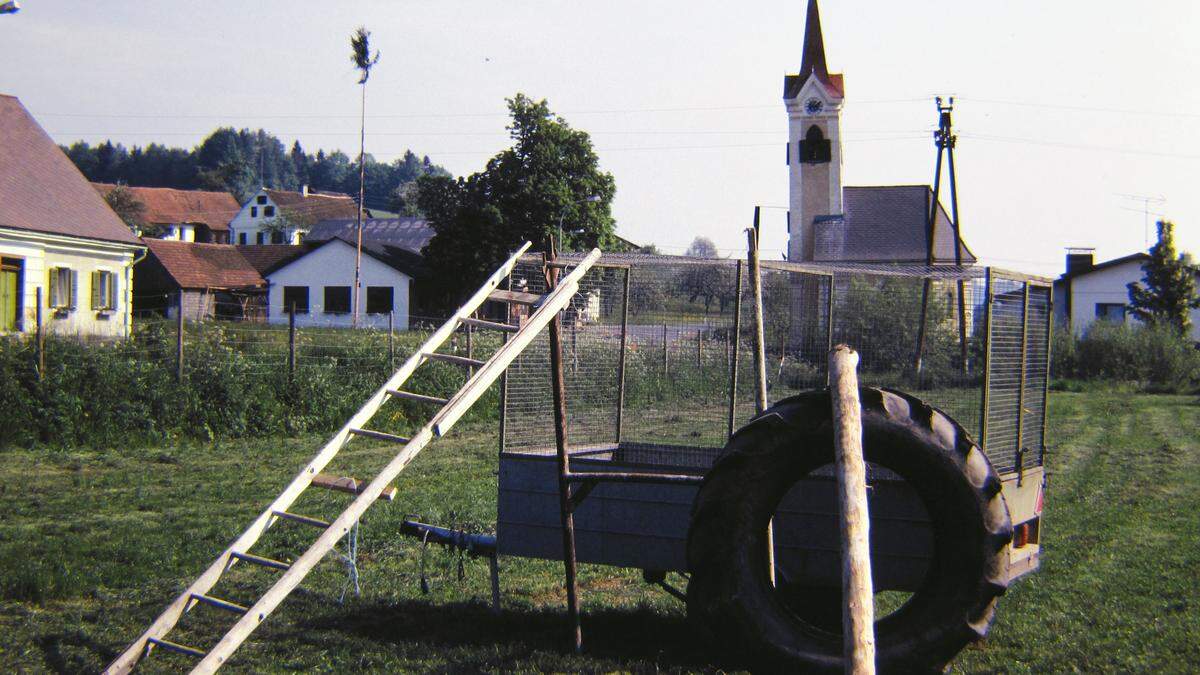 In Oberweißenbach wurden verschiedenen Gegenstände zu Pfingsten am Dorfplatz angehäuft
