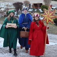 Viktoria Penz, Klara und Johanna Kopp (von links) besuchen die erste Station ihrer Sternsingerreise