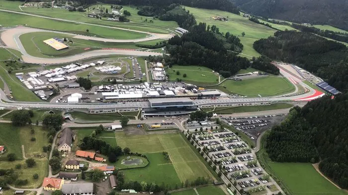Von oben ist gut zu erkennen, wie "leer" der Red-Bull-Ring ist