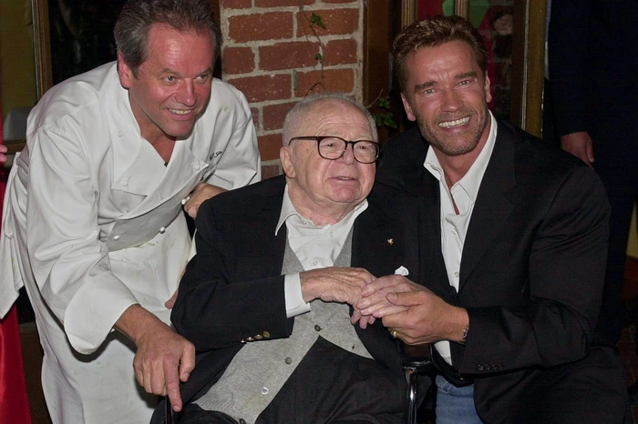 Wolfgang Puck mit Billy Wilder und Arnold Schwarzenegger im Jahr 2000.