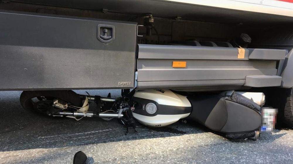 Im Lavanttal schlitterte ein Motorradfahrer unter einen Lkw. Mit Hilfe des Fahrers konnte er unter dem Fahrzeug herauskriechen. 