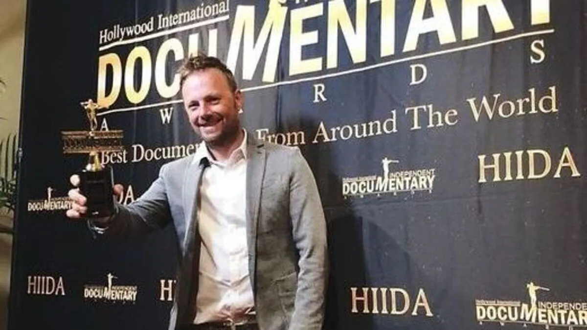 Lothar Hofer übernimmt auf dem roten Teppich die Auszeichnung für den Film