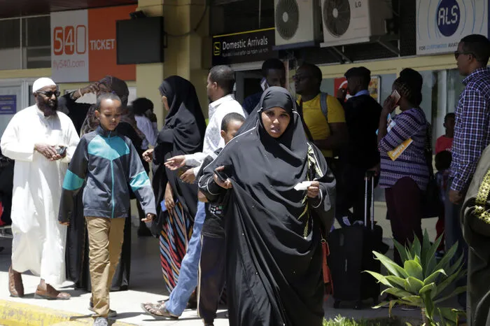 Äthiopiens Regierungschef Abiy Ahmed sprach den Angehörigen sein Beileid aus. "Wir möchten den Familien all derer, die heute auf einem planmäßigen Ethiopian Airlines-Flug nach Nairobi in Kenia ihr Leben verloren haben, unser tiefes Mitgefühl aussprechen", hieß es in einer über Twitter verbreiteten Beileidsbekundung.  