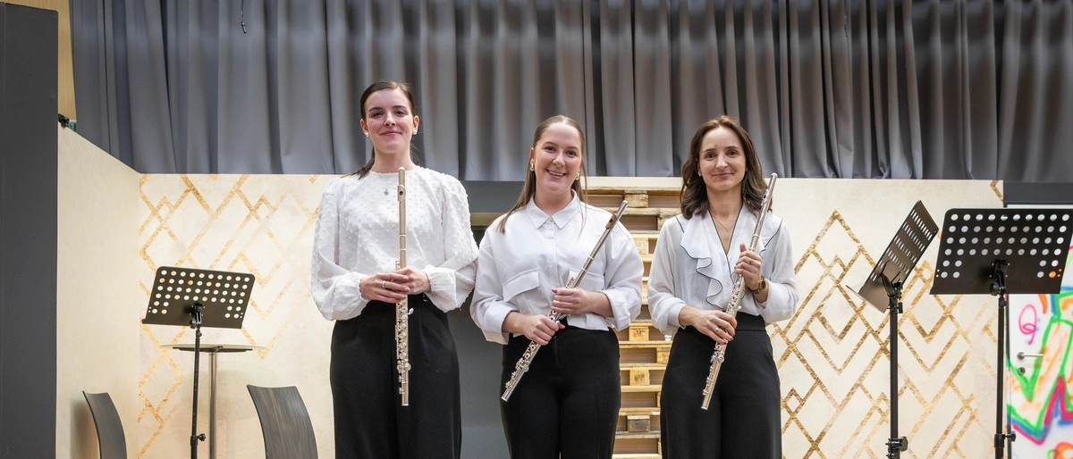 Cornelia Erlsbacher, Magdalena Grimm und Leonie Großlercher von „Defereggen Flautissimo“ auf der Bühne