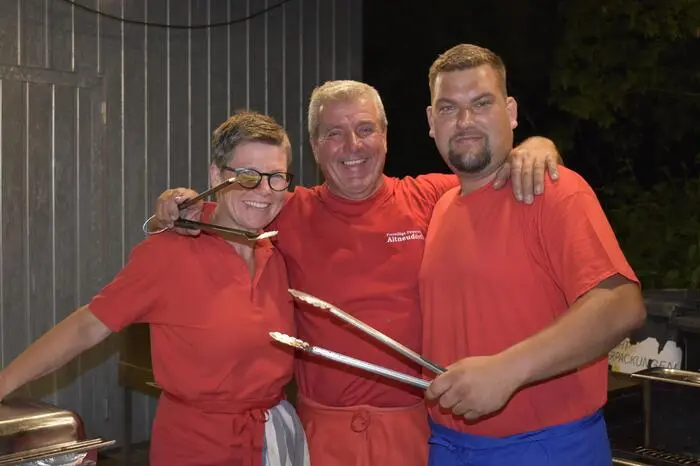 Das Küchenteam versorgte die Besucher bis in die frühen Morgenstunden mit regionaler Kulinarik: Wiener Schnitzel, Schweinsbraten und die Riesenbratwurst durften dabei nicht fehlen
