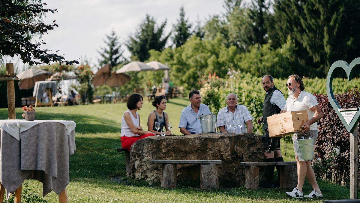 Mit dem Holzkisterl voller Köstlichkeiten am Weg zum besten Picknickplatz