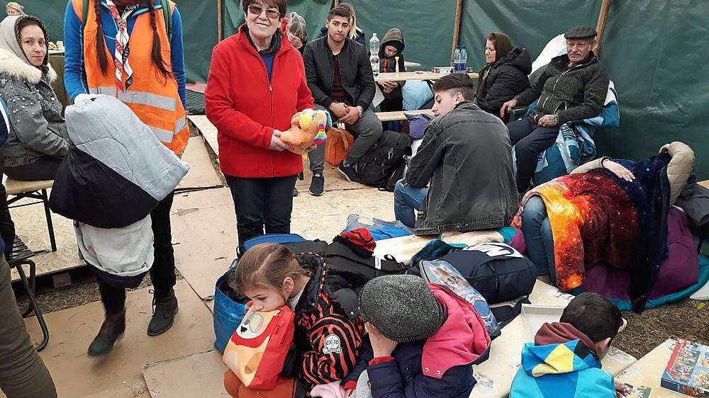 Felicitas Haring (Mitte) verteilt am Donnerstag Hilfsgüter in Vysne Nemecke an der slowakisch-ukrainischen Grenze