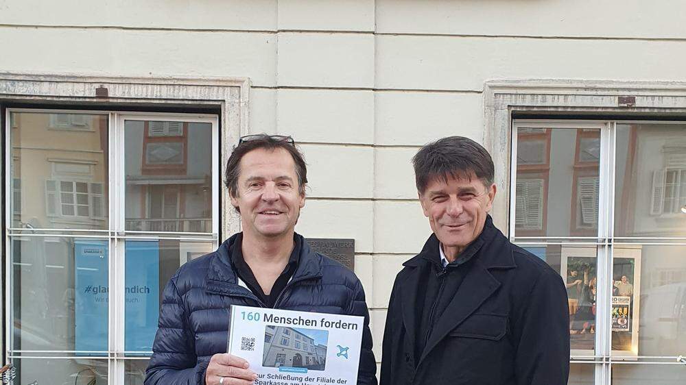 Christian Neuhold und Günther Zweidick von der Initiative Plattform „Lebenswertes Bad Radkersburg“ bei der Übergabe der Unterschriftenliste