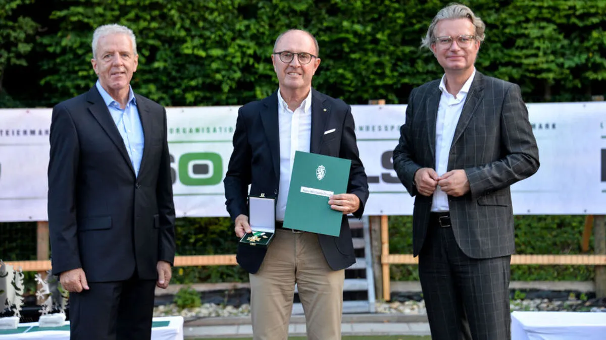 Hans-Wolfgang Strauss (Mitte) mit ASKÖ-Präsident Gerhard Widmann (links) und Sportlandesrat Christopher Drexler