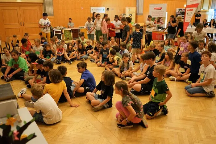 Schülerinnen und Schüler der Volksschulen Voitsberg, Gößnitz, Stallhofen, Ligist, Bärnbach und Afling in den Voitsberger Stadtsälen begrüßt.