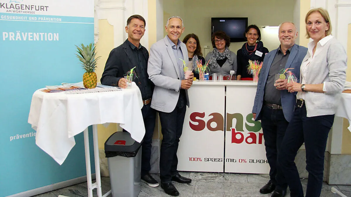 Vizebürgermeister Pfeiler mit Birgit Trattler, Ernst Nagelschmied, Josef Saliternig und Mitarbeiterinnen der Abteilung Gesundheit hinter der Theke