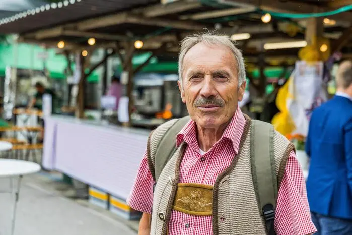 Hans Rath aus Eberndorf ist seit vielen Jahren Gast beim Speckfest: „Das erste Mal gab es noch Schilling. Unsere Jauntaler Salami ist sehr gut, aber ich probiere mich gern durch den Gailtaler Speck und ich mag die Leute hier.“