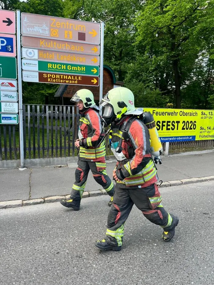 In voller Feuerwehrmontur nahmen die Feuerwehrleute die fünf Kilometer lange Strecke auf sich