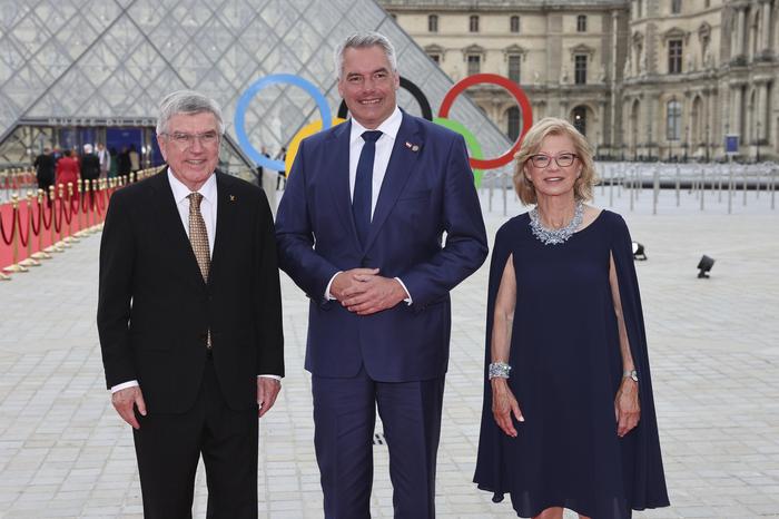 Thomas Bach mit Ehefrau Claudia und Karl Nehammer (Mitte)