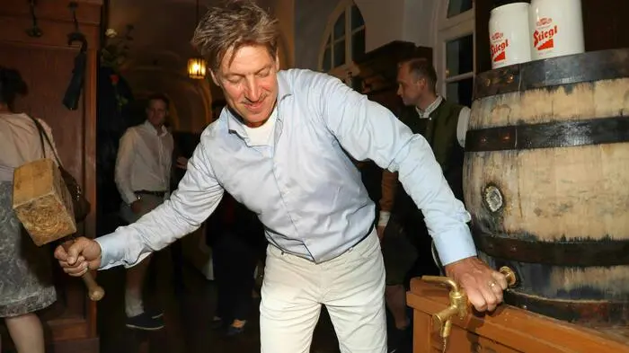 Gelöste Stimmung bei der Premierenfeier in Salzburg: "Jedermann" Tobias Moretti beim Bieranstich bei der traditionellen Feier