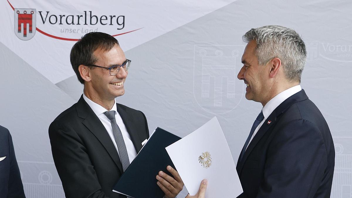 Landeshauptmann Markus Wallner (l.) hat gegenüber Karl Nehammer leicht Lachen