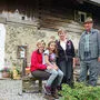 Johann Weißenbacher vulgo Fürstner mit Gattin Franziska, Tochter Huberta und Enkelin Theresa vor dem geschützten Bauernhaus, das als „Himmelreichbauer“ eine beliebte Jausenstation ist