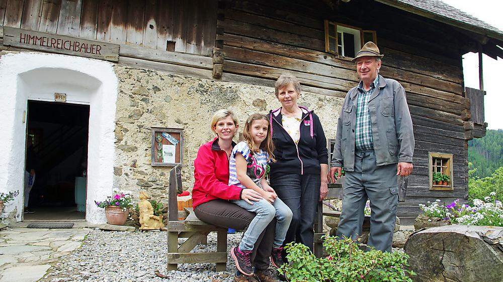 Johann Weißenbacher vulgo Fürstner mit Gattin Franziska, Tochter Huberta und Enkelin Theresa vor dem geschützten Bauernhaus, das als „Himmelreichbauer“ eine beliebte Jausenstation ist