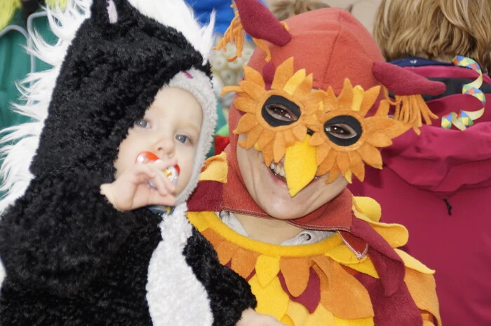 Bunte Masken und gut gelaunte Walder.