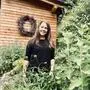 Tina Rosenkranz vor ihrem Seminar-Häuschen auf 1100 Metern Seehöhe in Bodendorf, Gemeinde St. Georgen am Kreischberg.