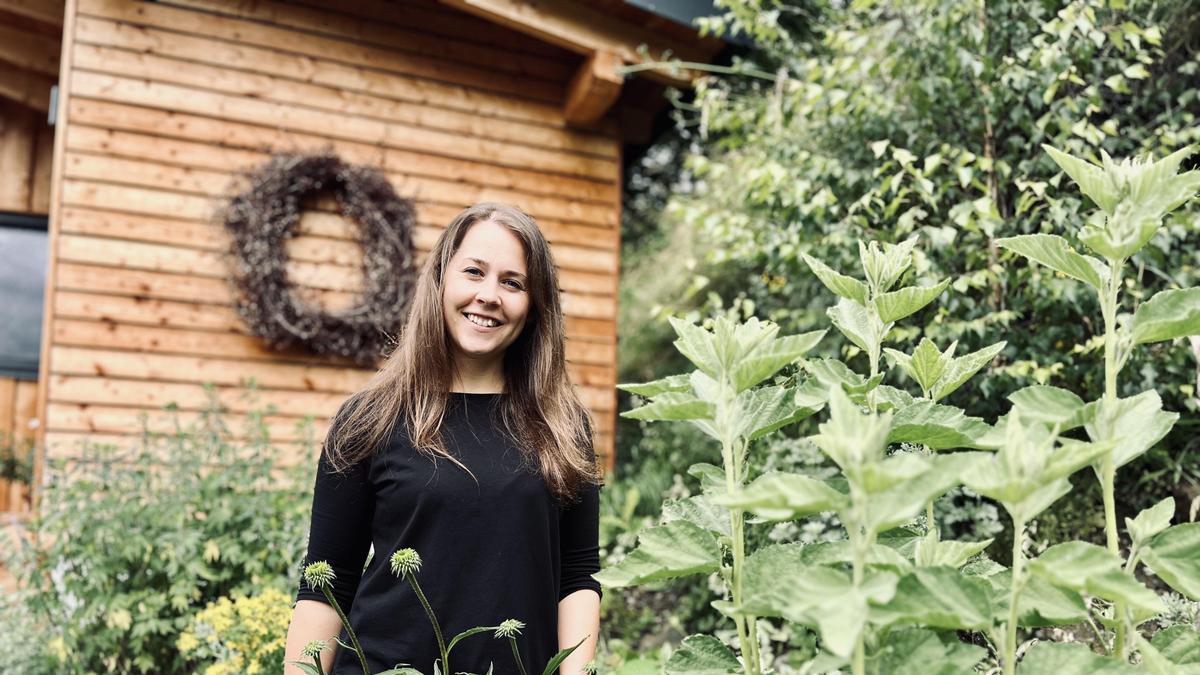 Tina Rosenkranz vor ihrem Seminar-Häuschen auf 1100 Metern Seehöhe in Bodendorf, Gemeinde St. Georgen am Kreischberg.