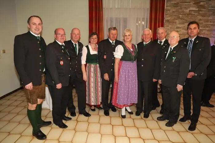 Obmann Karl Buchgraber (5.v.l.) mit Funktionären der ÖKB-Ortsgruppe Feldbach und Ballgästen, darunter Stadtrat Markus Billek (1.v.l.) oder Vizebürgermeister Christian Ortauf (1.v.r.).