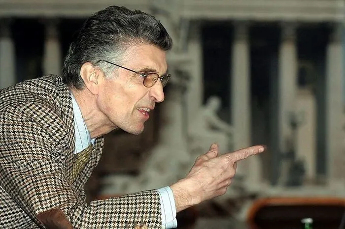 Der Vater von Ex-Politiker Johann Gudenus und Holocaustleugner John Gudenus war selbst Mandatsträger der FPÖ und Abgeordneter im Nationalrat, sowie Mitglied des Bundesrates. Gudenus wurde wegen zwei Sagern aus dem Jahr 2005 wegen Wiederbetätigung verurteilt.